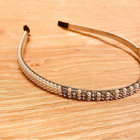 Heirloom Faux Diamond and White Pearls Feminine Cluster Hair Headband. - Picture 4 of 5